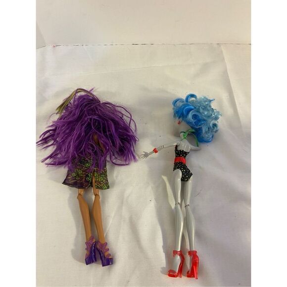 2 Monster high dolls Clawdeen Wolf and Skull Shore Ghoulia both missing a hand - Picture 2 of 3